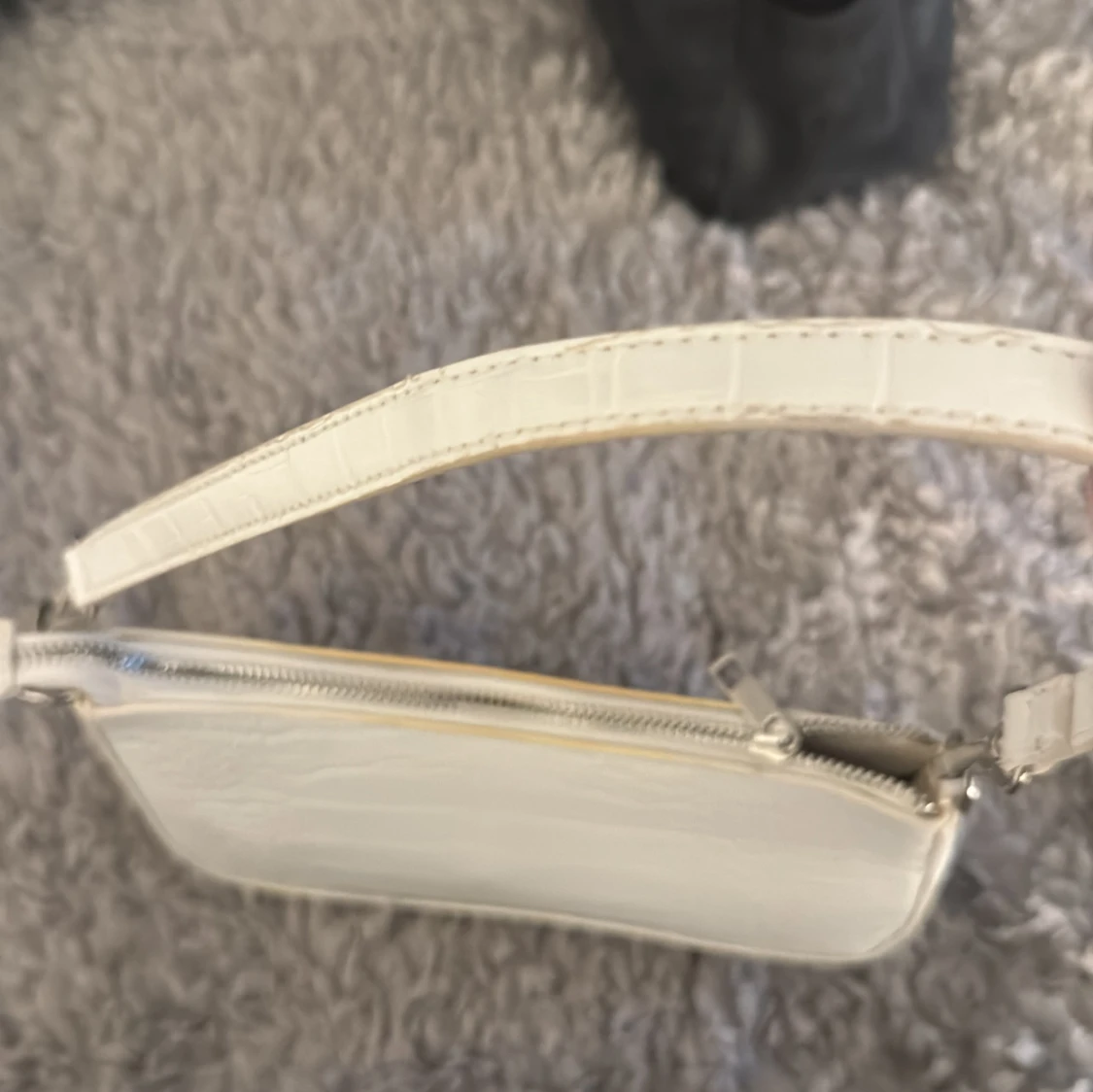 Vit axelväska med krokodilmönster - 1