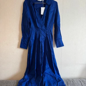 Blå långklänning från Extra Stories - Siper snygg färg! Du kommer inte hitta den mer 😍. Nypris ligger: 890 (kolla etiketten)  den behöver bara strykas! Kolla gärna mina andra annonser, säljer kläder i nytt skick! 