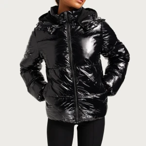 Nelly Everyday Puffer Jacket  - Nelly Everyday Puffer Jacket i storlek S. Använd en vinter, nypris 800kr🩷