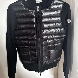 Moncler cardigan - Helt ny moncler jacka som inte passar mig. Jackan är odefekt och har inga tecken på användning. QR kod finns i jackan som garanterar äkthet. Köp gärna här, privat eller V inted❤️