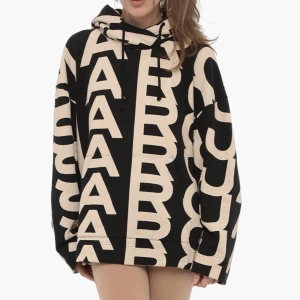 Marc Jacobs Hoodie M - Jättefin, nypris låg på 3900 kronor ca. Kommer med lappar, hoodien är oversized fit och passar alltså mellan M-XL. Hoodien är äkta! 