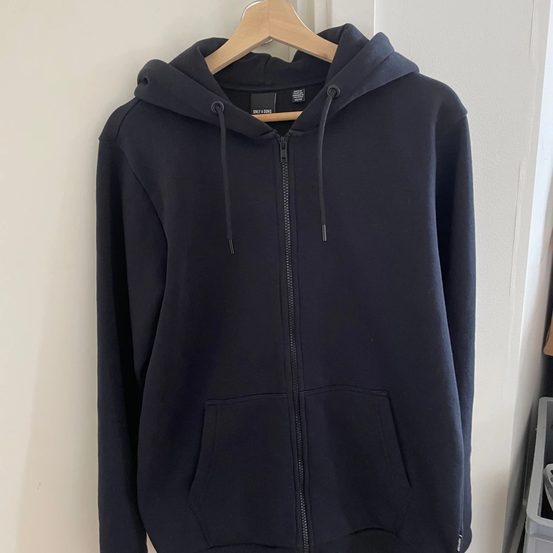 Svart hoodie med dragkedja