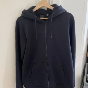 Svart hoodie med dragkedja - Säljer mina svarta tröja med dragkedja och snören i storlek xs. Riktigt bra skick knappt använd