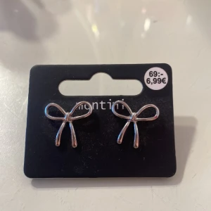 Silvriga rosettörhängen Ur & Penn - Snygga örhängen i form av små rosetter från Ur & Penn. 💗ALDRIG ANDVÄNDA 💗