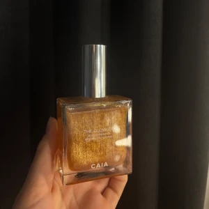 CAIA The Glow Oil Body Shimmer - CAIA The Glow Oil är en lyxig body shimmer-olja med guldigt skimmer, berikad med avokadoolja och vitamin E. Perfekt för att ge huden en glowy och glittrig finish. Endast testad ❣️