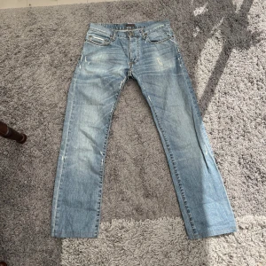 Jeans från Absolute Joy - Från Absolut Joy. Supersnygga och formsydda med slitningsdetaljer. Normal/ låg midja. W: 80 cm L: 76 cm 100% bomull