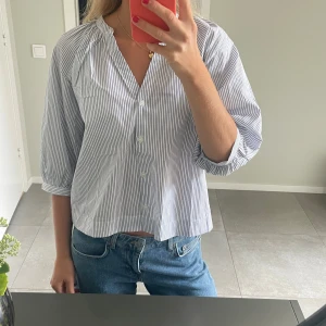 H&M blus/ skjorta - Säljer denna populära H&M blusen/skjortan i storlek Xs. Den har prislappen kvar, säljer då den inte längre går att lämna tillbaka. Skriv vid intresse för hur den ser ut på😌