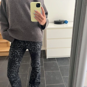 Svarta leopardmönstrade bootcut jeans - Leopard utsvänga jeans! Stretchiga material. Skriv ifall ni vill ha mått!