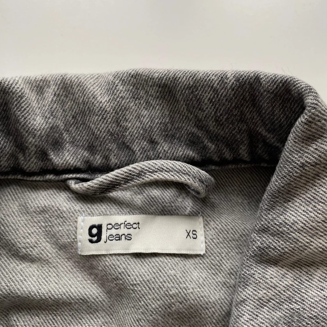 Grå jeansjacka från Gina Tricot XS - 2