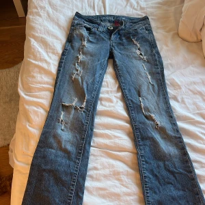 lågmidjade bootcut jeans - Jätte snygga lågmidjade bootcut jeans från guess, säljer för att dom är försmå så har tyvärr inga bilder med dom på 💞💞