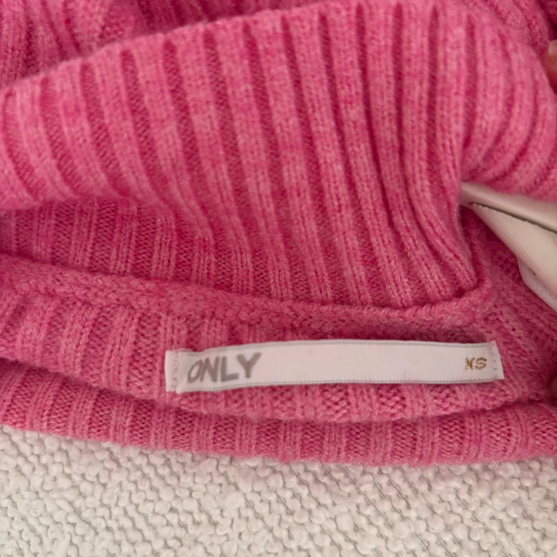 Ribbad rosa stickad tröja från ONLY - 2