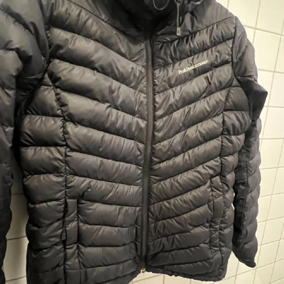 Svart dunjacka Peak Performance - 1