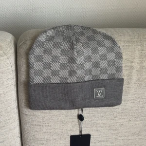 L mössa grå - Helt ny med tag