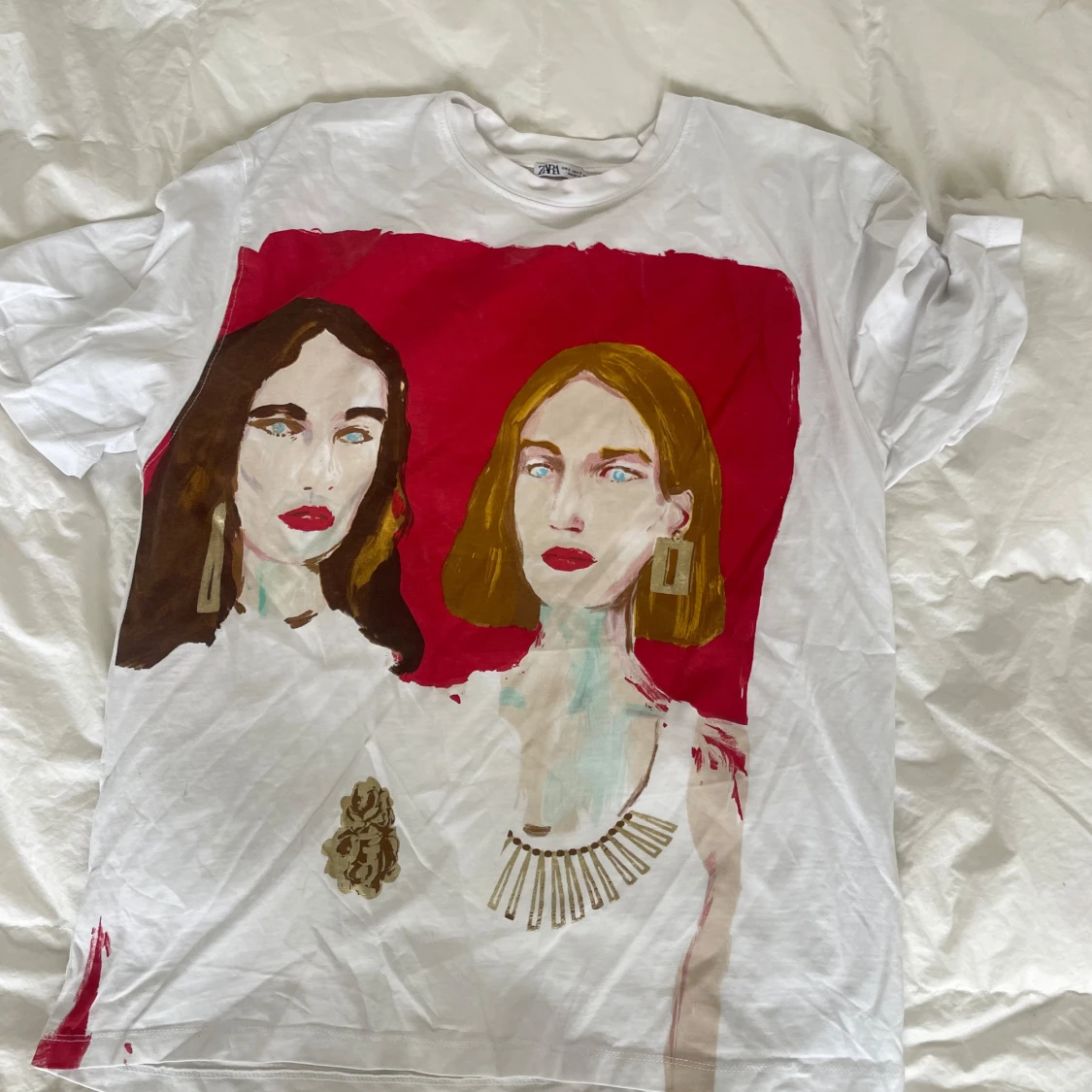 Vit t-shirt med konsttryck från Zara - 1