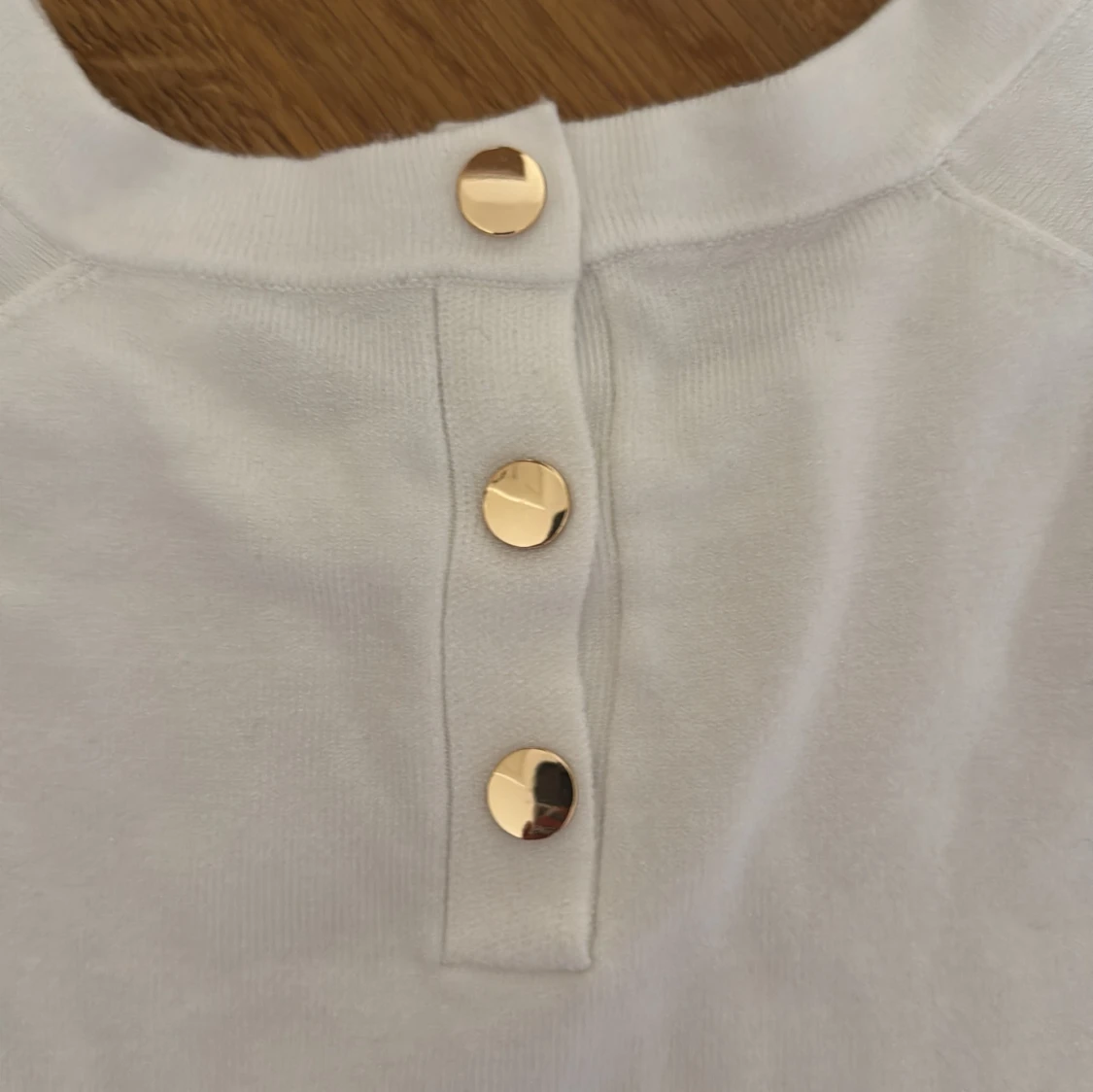 Vit topp med guldknappar - 3