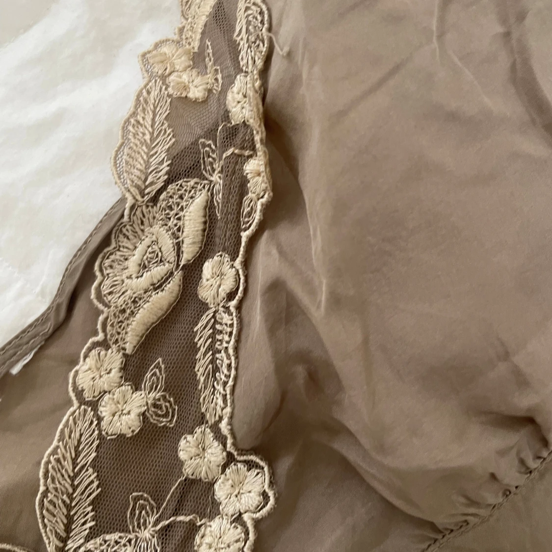 Beige silke linnetopp med spets - 2