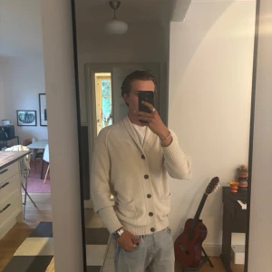 Beige stickad cardigan  - Säljer en beige stickad cardigan från Dobber med grov ribbad krage. Svin härlig att ha nu till hösten. Storlek M men passar lite mindre än de skulle jag säga. Använd men i nyskick. Pris 499kr. Skriv för frågor eller annat!!