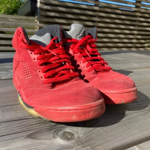 Air Jordan 5 - De är ett par röda air Jordan 5 i helt okej skick i storlek 45 äkta finns ingen låda