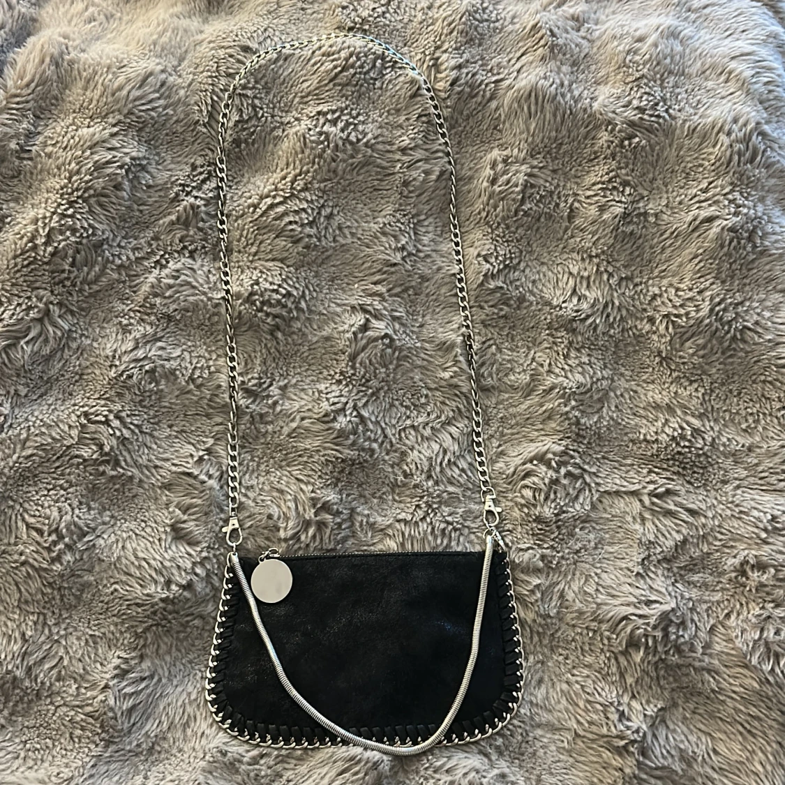 Svart axelväska med kedja