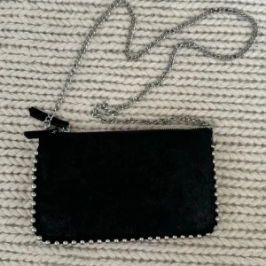 Snygg liten väska från Zara🥰 - Superfin väska från zara i perfekt storlek för det mest nödvändiga🥰 Man kan ta av axelbandet och ha den som en cluth också😋 Hör av er vid fler frågor, tryck gärna på köp nu också❤️
