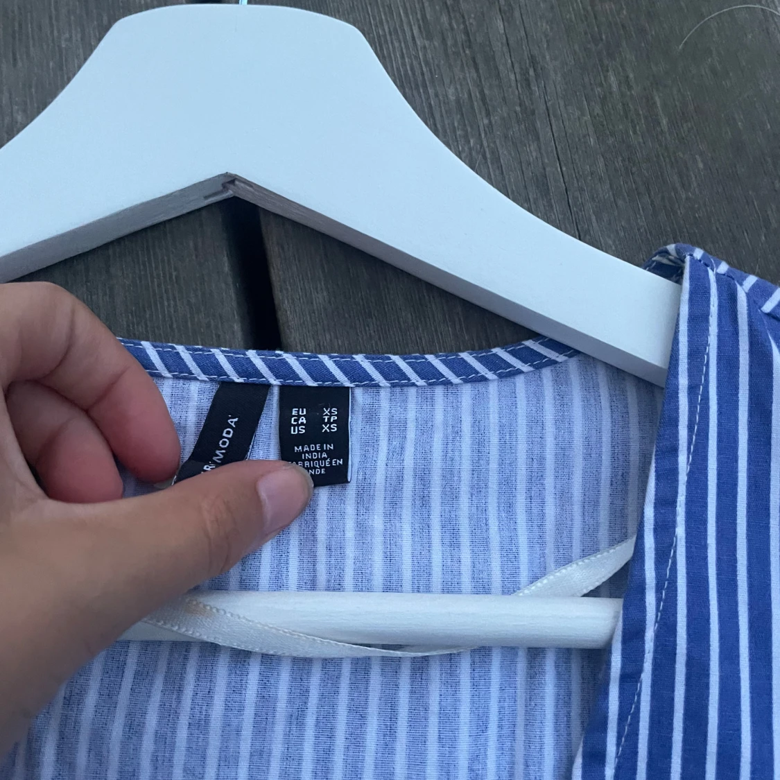 Blårandig blus med knyt från Vero Moda - 1