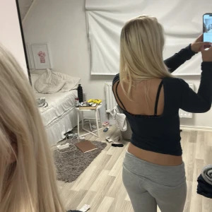 Marinblå långärmad topp med öppen rygg - As snygg marinblå tröja med öppen rygg, den är i storlek m och är lite stor för mig därav att jag säljer den. Skriv vid frågor eller fler bilder 💓