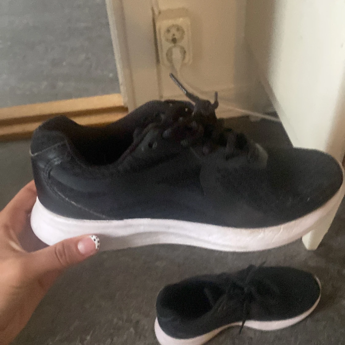 Svarta sneakers med vit sula, strl 36 - 1