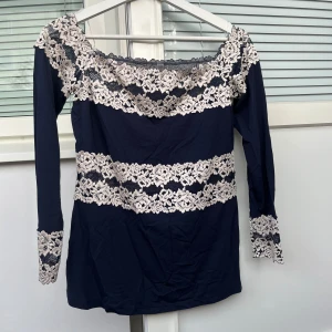 Intimissimi Pretty Flowers Blus - Supersöt off shoulder topp från Intimissimi i pretty flowers stilen! Den är i mycket fint skick!😇💖Stretchig och passar S-M