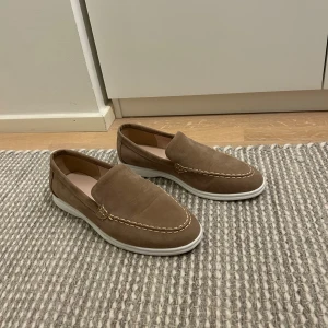 Loafers  - Ett par snygga loafers i färgen Beige. Skorna är endast använda 1 gång vilket man ser på bild 2. Nypris ca 600kr