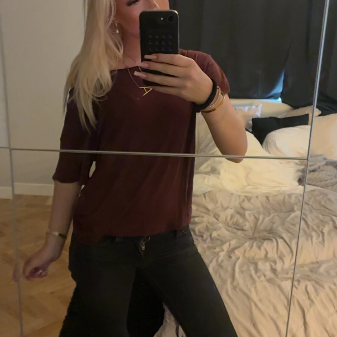 Vinröd loose topp med offshoulder