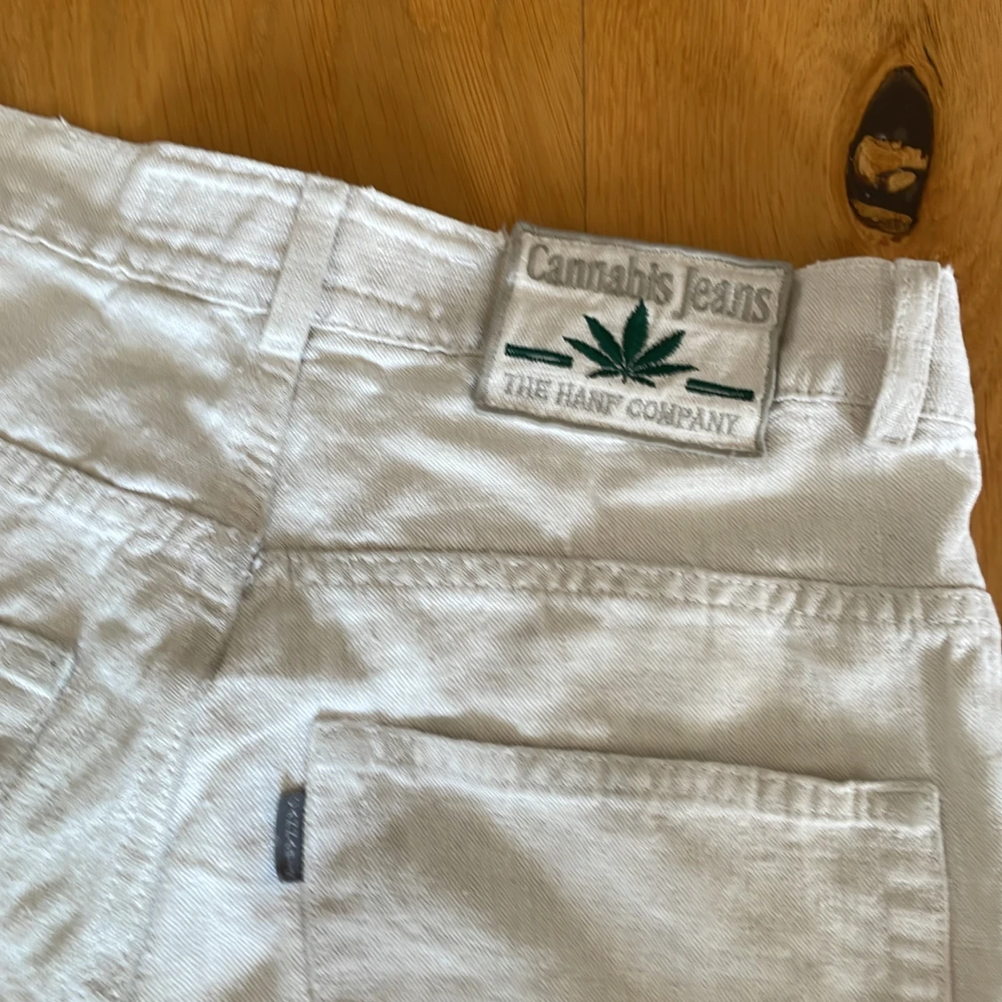 Vita Cannabis Jeans i rak modell - 2
