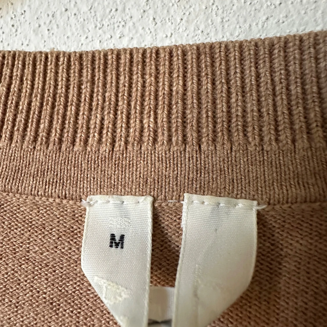 Beige stickad tröja från Arket - 2