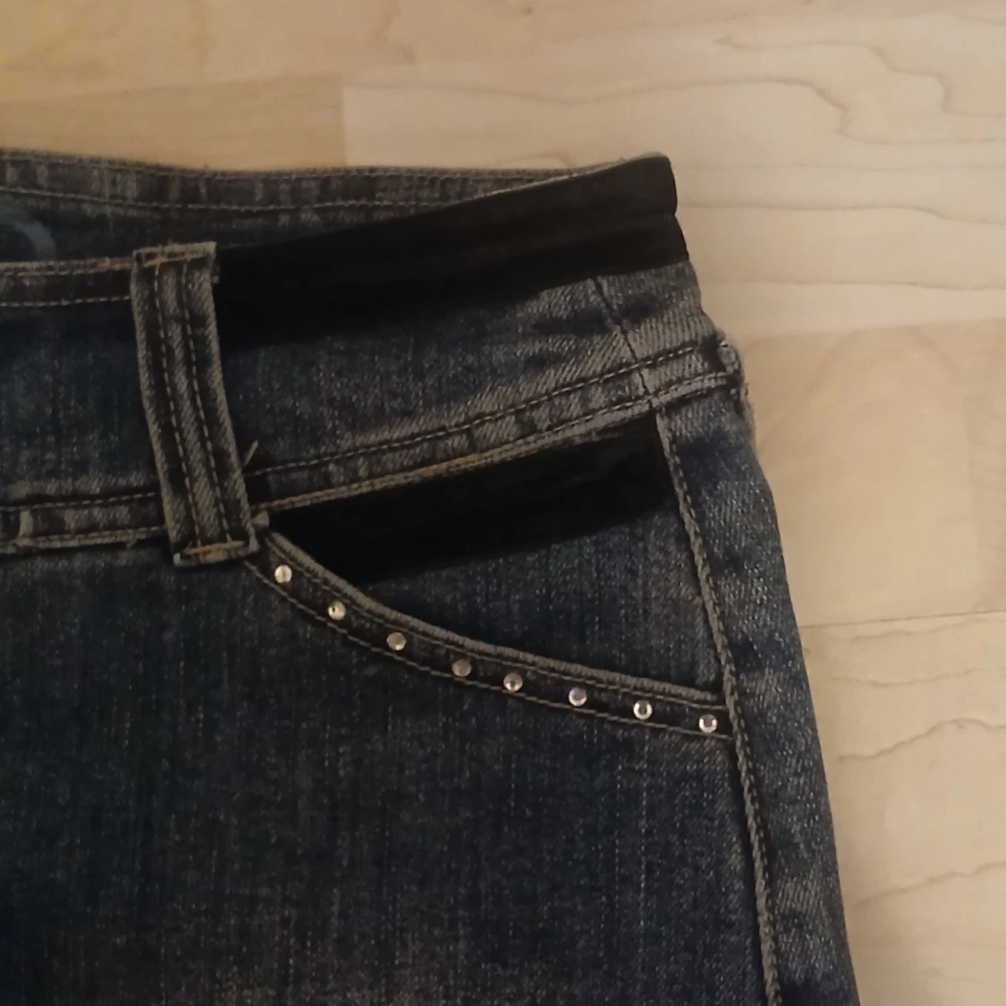 Jeanskjol med volang och söta detaljer  - 2