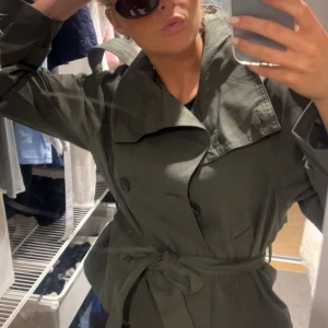 Svarta solglasögon  - Svarta solglasögon från H&M, har några få små repor men annars bra skick  