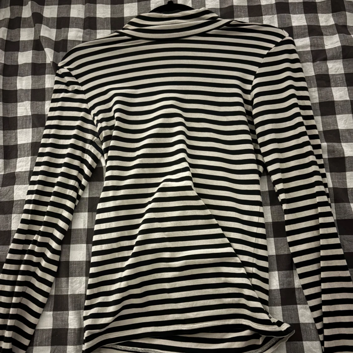 Svartvit randig polotröja