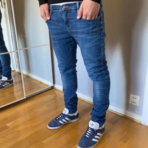 Ralph Lauren Jeans - Säljer galet feta & unika Ralph Lauren Denim & Supply Jeans| Storlek:30/32~ modellen är 178cm & väger 70kg| Skick: 8/10| OBS: Jeansen har små framfickor| Skriv gärna vid intresse 💭