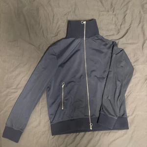 Navyblå Acne Studios jacka - intressekoll på en rare navyblå jacka från Acne Studios med hög krage och praktisk double zipper😱 skicka bud och trades💥💥