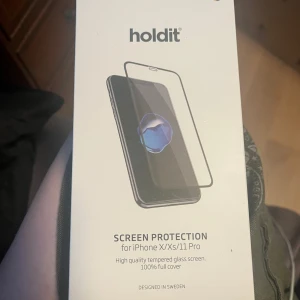Skärmskydd för iPhone X/XS/11 Pro från Holdit - Säljer ett skärmskydd av härdat glas från Holdit för iPhone X, XS och 11 Pro. Säljer eftersom jag bytte mobil innan jag hann använda det. Helt oöppnad. Originalpris: 289kr