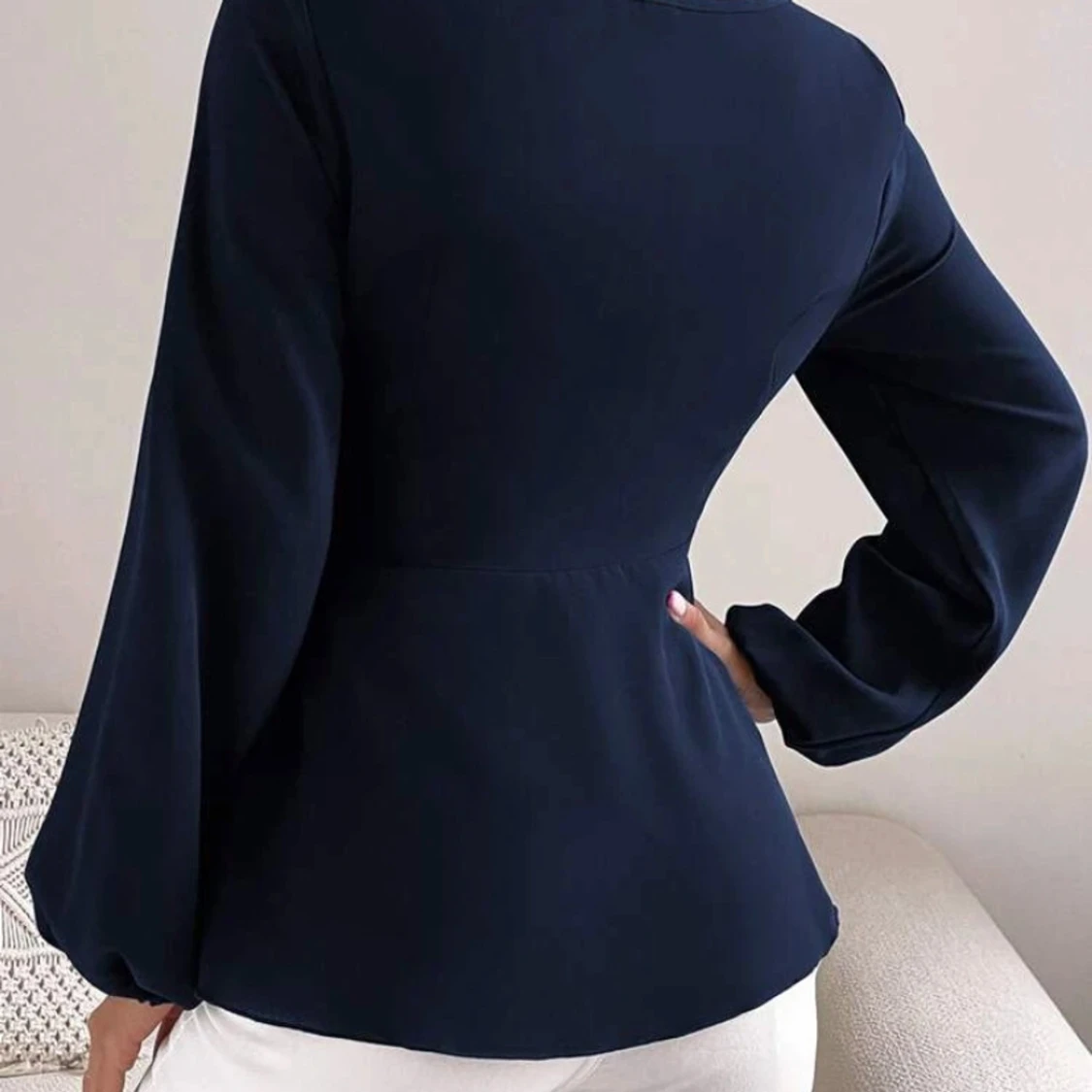 Mörkblå blus med knytband - 2