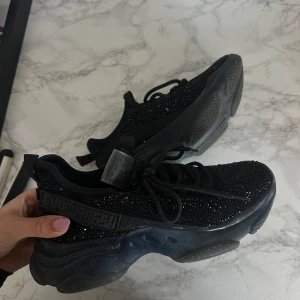 Svarta glittriga sneakers - Säljer ett par glittriga svarta sneakers från Steve Madden i strl 39! I princip oanvända✨