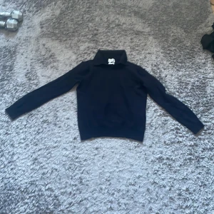 Pike tröja merino från these glory Days  - Snygg svart polotröja från These Glory Days i mjuk merinoull. Perfekt för kyliga dagar med sin stilrena design och långa ärmar. Ett måste i garderoben för en klassisk look. Är villig att pruta ner, krympt i tvätten