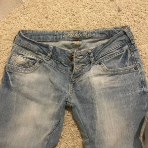 Blå jeans från Fishbone - Blå jeans från Fishbone med bootcut och låg midja. Hittar inte storleken men passar på mig som brukar ha xs/s💛 Jag är 174! Priset kan diskuteras vid snabb affär🥰