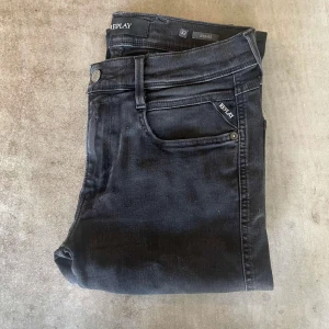 Svarta jeans från Replay - // Replay | Nytt skick | Nypris runt 1800 | Storlek W32 L32 | Hör av dig vid fler frågor // ressellfabriken 