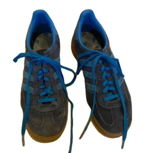 Adidas spezial - Blåa adidas spezial skor köpta förra året. Ganska smutsiga men kommer tvättas så mycket som det går innan den skickas även på under sidan men allting på mocca tyget går antagligen inte bort. Lite spruckna högst upp vid hälen. Väldigt smutsiga o sliten text inuti men ska tvätta även där. Finns mörkblåa skosnören att byta till. Ny pris 1350kr men pris får att diskutera💕skriv privat för fler bilder