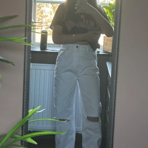Vita jeansbyxor från New yorker  - Säljer mina vita fina jeans från New yorker i st M för att dem tyvärr inte kommer till användning. Använd ca 2-3 gånger men är i bra skick. Jag är 152 cm lång och dem är inte för långa för mig 