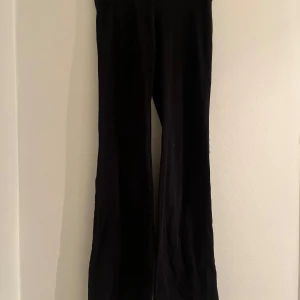 Victoria secret pink yoga panys - Säljer ett par lågmidjade pink Victoria secret nu🥰 de har ett hål på låret men inget som syns tydligt😁