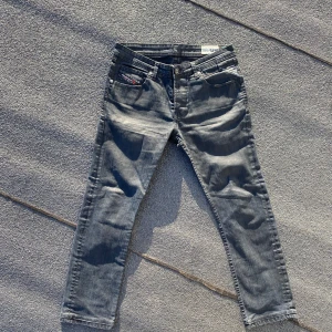 Grå jeans från Diesel - Snygga grå jeans från Diesel med en klassisk femficksdesign. De har en normal passform och är tillverkade i denim. Perfekta för en avslappnad stil med en touch av vintage-känsla.
