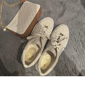 SÖKER!! Beige Michael Kors skor - Jag söker dessa skor i storlek 37! Ej slitna och i bra skick! Hör av er 💗💞🙌🏽