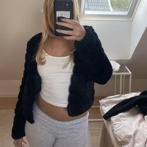 jacka - trendig päls jacka från gina tricot ❤️ jättefint skick, är o strl xxs men skulle säga att den passar mig som har xs/s 💋