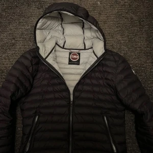 Colmar vår jacka  - Svart colmar jacka som passar perfekt nu inför våren, jackan är i nyskickt och är i 9/10 skick, Storlek S, kan gå ner i pris vid snabb affär
